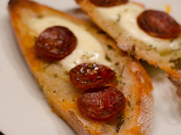 Tartine au chorizo et à la mozzarella sur du pain aillé