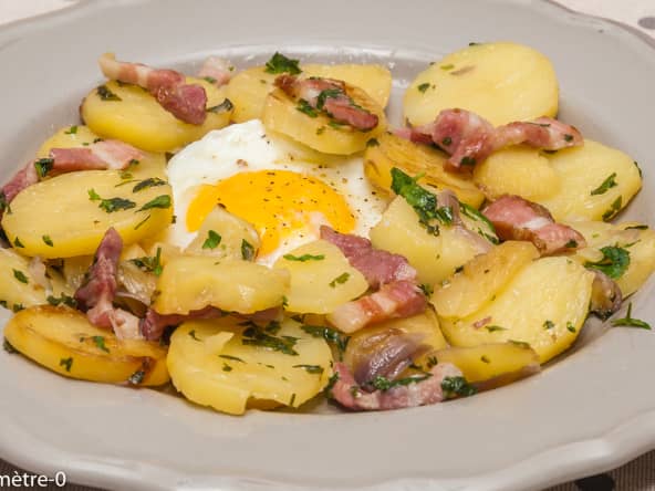 Poêlée de pommes de terre aux oeufs