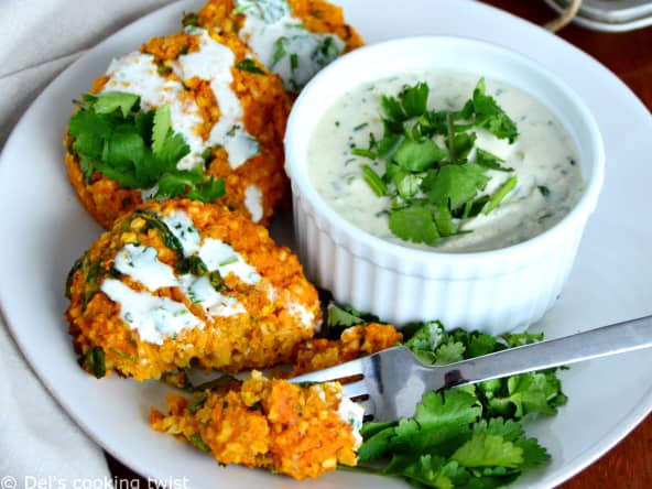 Galettes de lentilles corail et sauce tahini aux herbes pour repas vegan