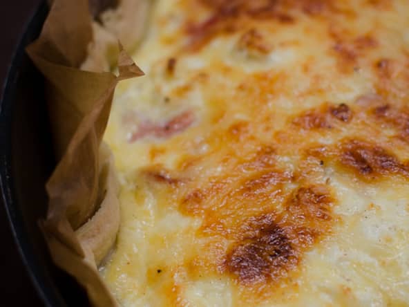 Quiche à la roquette, au jambon cru et à la feta