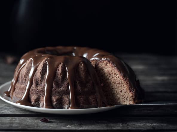 Bundt cake à la ricotta et coulis de caramel au beurre salé et rapadura