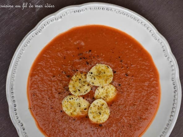 Potage aux tomates et à la banane, épicé au curry et aux baies de Timur