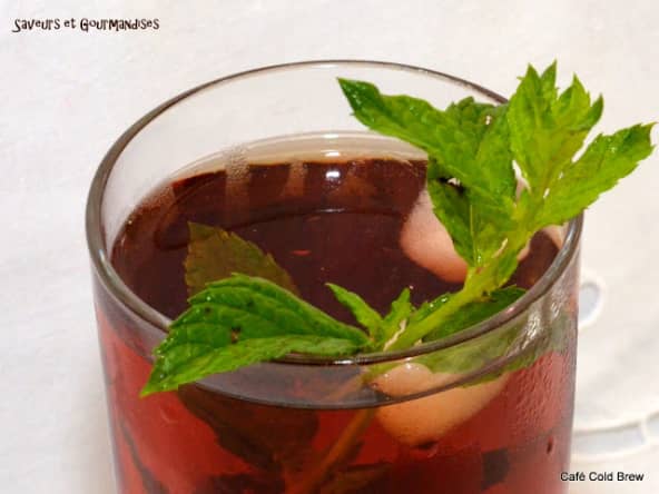 Mojito au café cold brew et à la fraise