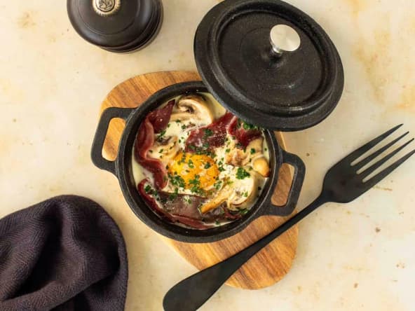 Oeuf cocotte magret fumé et champignons