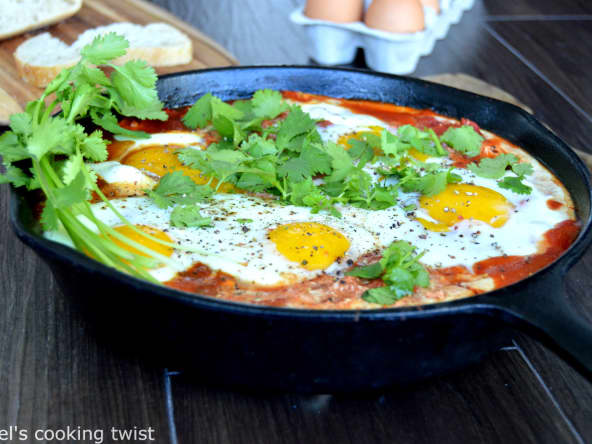 Shakshuka ou chakchouka (Oeufs pochés, tomates et feta)