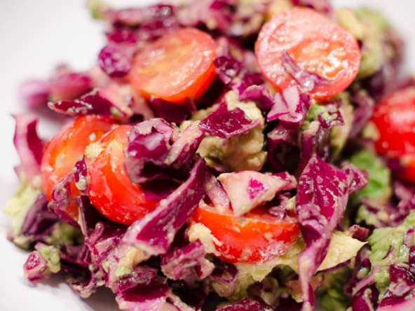 Salade de chou rouge, d'avocat et de tomates cerises, au gingembre