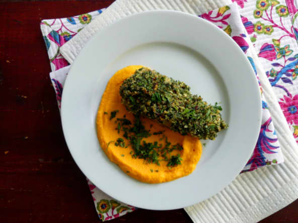 Filet d’agneau en croûte d’herbes sur purée de carottes