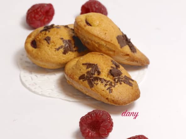Madeleines pistache framboises et chocolat