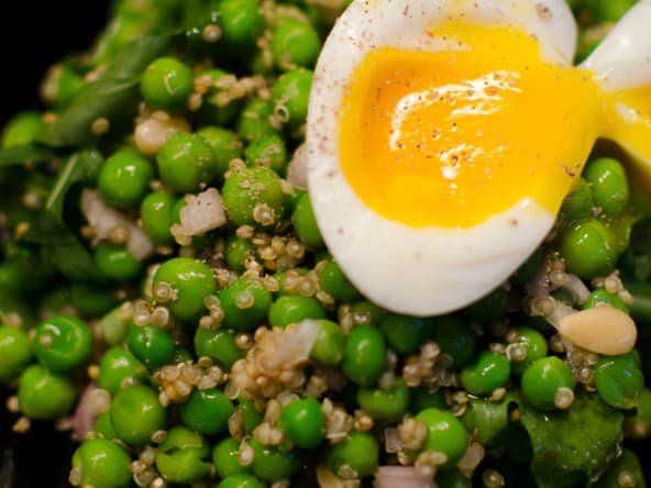 Salade de petits pois au quinoa avec un oeuf mollet