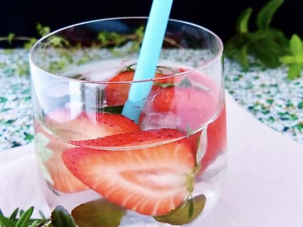Eau aromatisée à la fraise et à la menthe