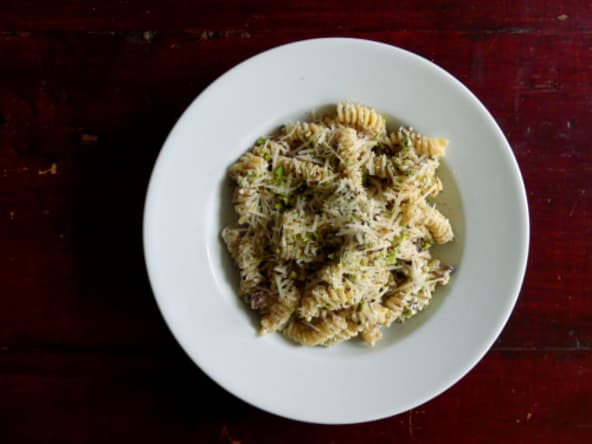 Pâtes fusilli à la ricotta crémeuse, lard et pistaches