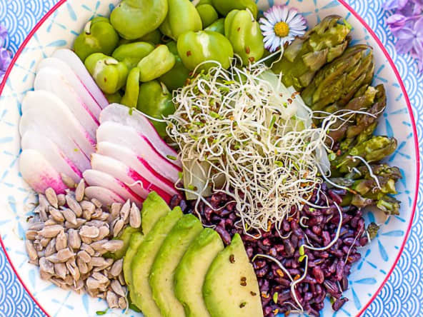 Buddha bowl printanier au riz noir