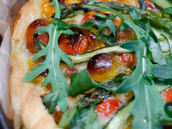 Tarte printanière aux asperges vertes, aux tomates cerises et à la mozzarella