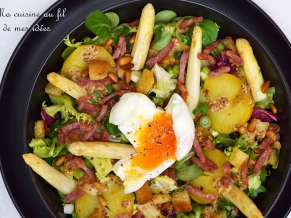 Belle salade tiède aux pommes de terre, asperges, lardons et oeuf mollet
