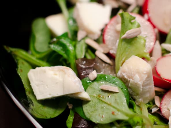 Salade de radis, de chèvre et de graines de tournesol