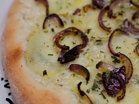 Pizza aux pommes de terre et au romarin