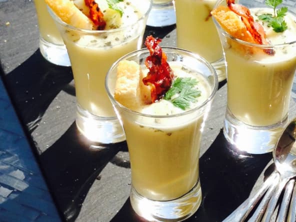 Verrines de crème d''asperges blanches et chips de lard fumé