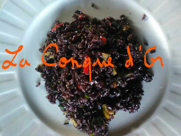 Salade de riz noir Venere avec aubergines, poivrons et tomates