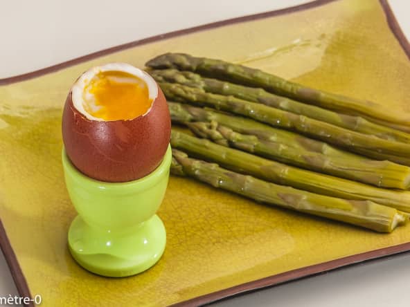 Oeuf à la coque aux mouillettes d'asperges vertes d'emmental