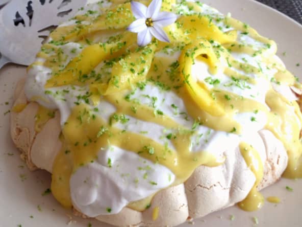 Pavlova exotique au citron vert, mangue et noix de coco