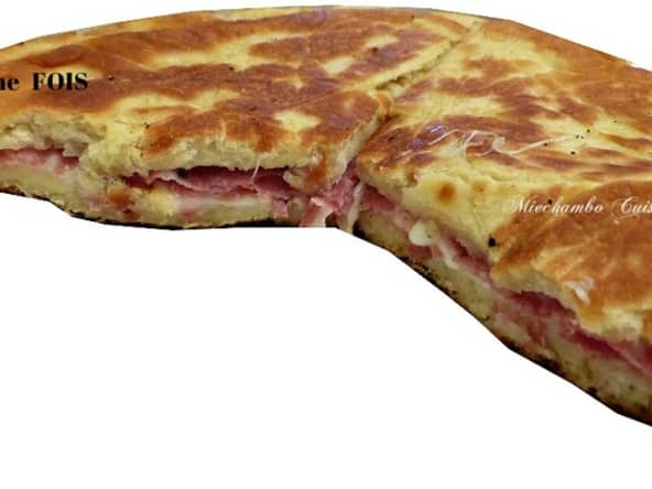 Focaccia cuite à la poêle et farcie de saucisson, roquette et fromage