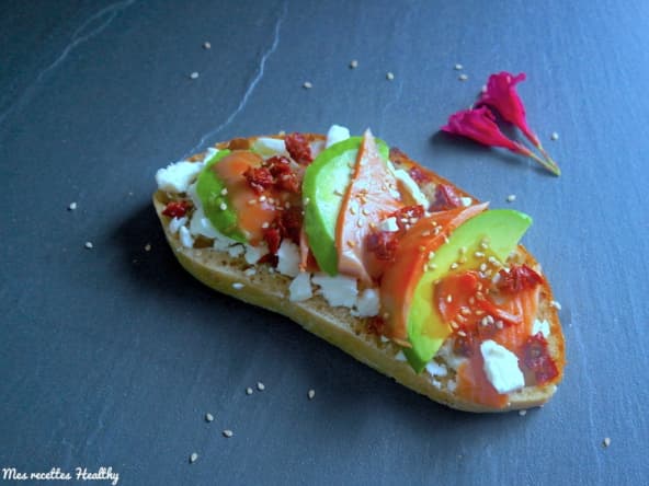 Tartine d'avocat et feta à la truite fumée