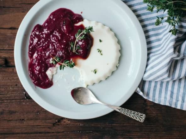 Panna cotta chèvre, sirop de thym et compotée de cerises
