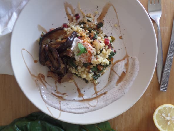 Salade citronnée de fregola et blettes colorées, aubergine grillée et sauce au yaourt et au sumac