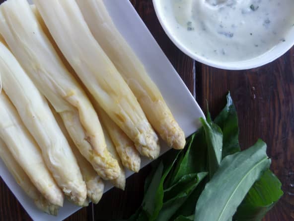 Asperges blanches et sauce mousseline à l'ail des ours finement haché