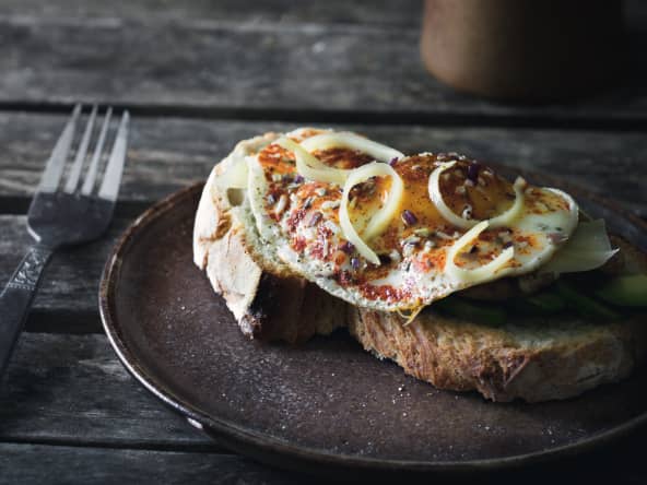 Tartines avocat, oeuf sur le plat épicé