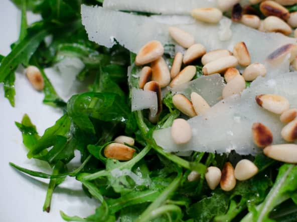 Salade de roquette au parmesan et aux pignons de pin