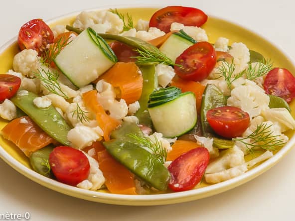 Salade de chou fleur, truite, concombre, tomate et aneth