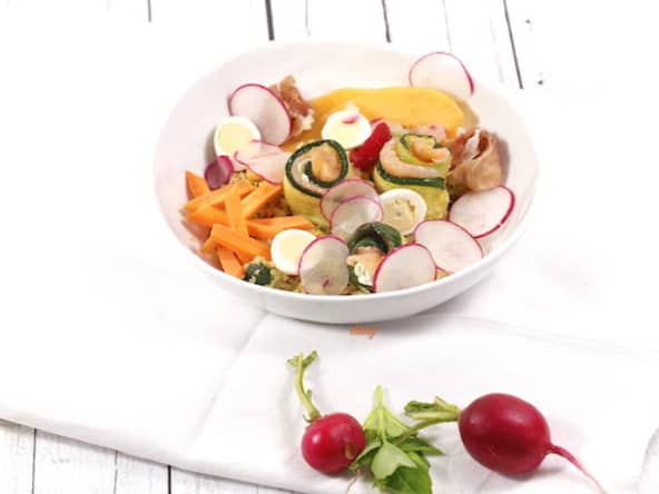 Salade composée de quinoa aux légumes et rouleaux de courgettes au saumon