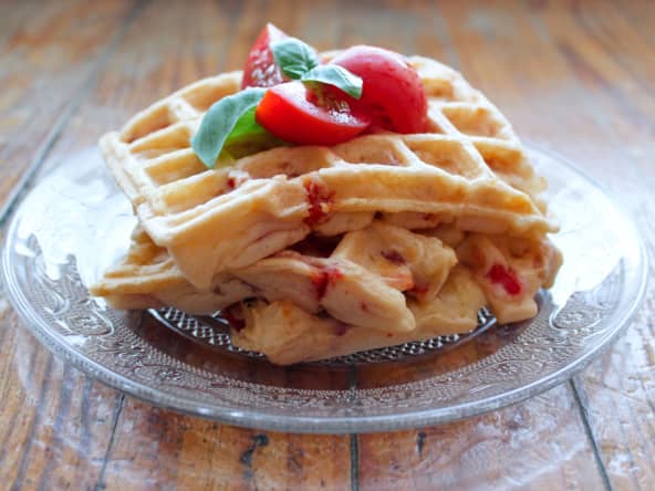 Gaufres salées tomates, lardons et basilic