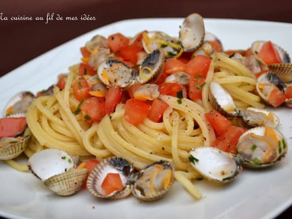 Pâtes chitarra aux coquillages, tomates, ail et piment d'Espelette
