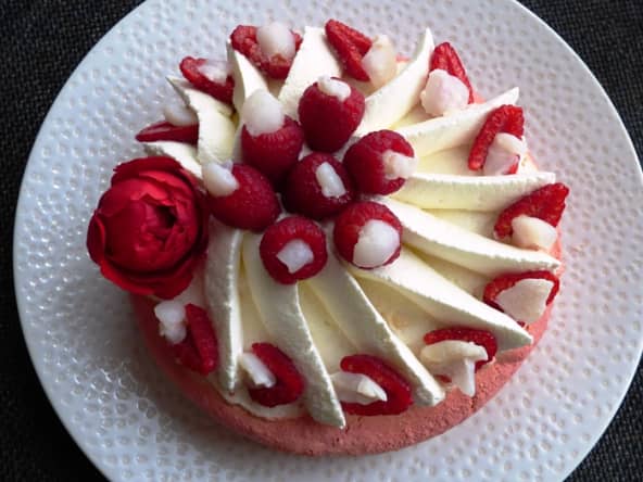 Pavlova framboise, rose, litchi comme un macaron Ispahan de Pierre Hermé