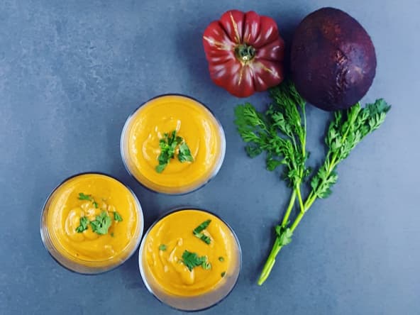 Velouté froid avocat tomate au gingembre et à la coriandre