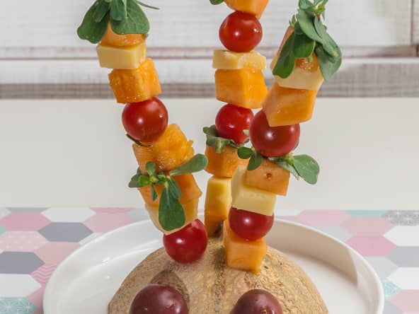 Brochettes de melon au comté et aux tomates