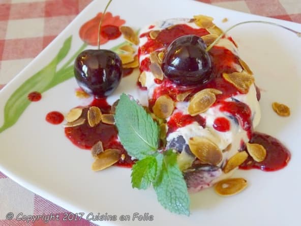 Glace au mascarpone et aux cerises, coulis de cerises