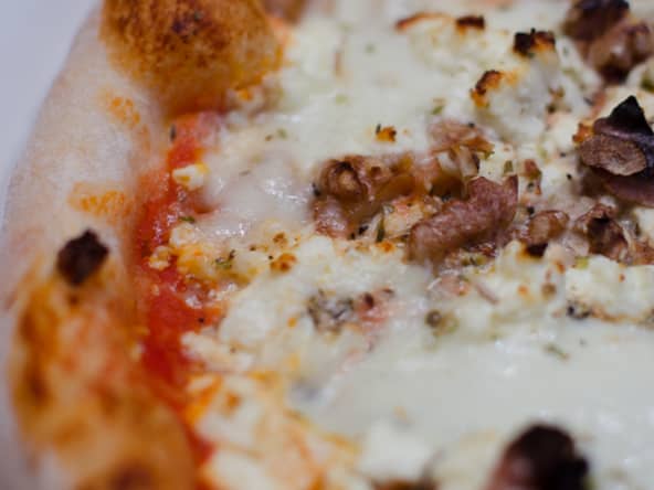 Pizza aux 2 fromages se terminant en "a"