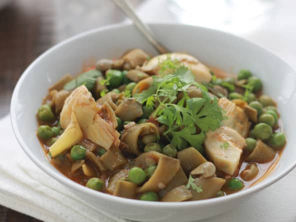 Fèves en sauce avec petits pois et artichauts