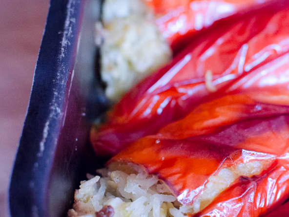 Poivrons longs farcis au riz, aux lentilles corail et à la feta