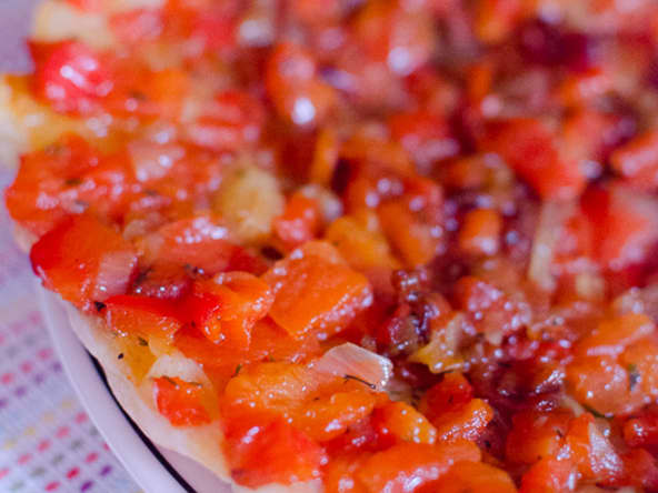 Tarte tatin aux poivrons rouges, au piment d'Espelette et au miel