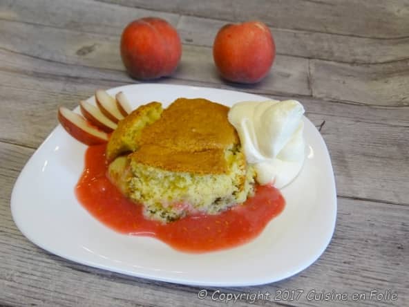 Cobbler pêches blanches-framboises, chantilly et coulis pêches-framboises