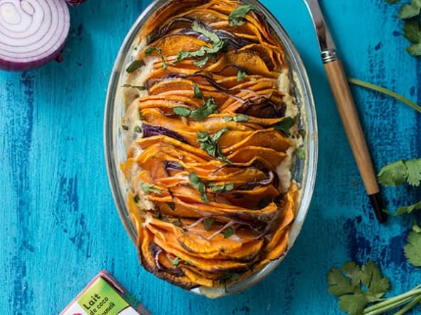 Gratin de patates douces au lait de coco, oignons rouges et coriandre
