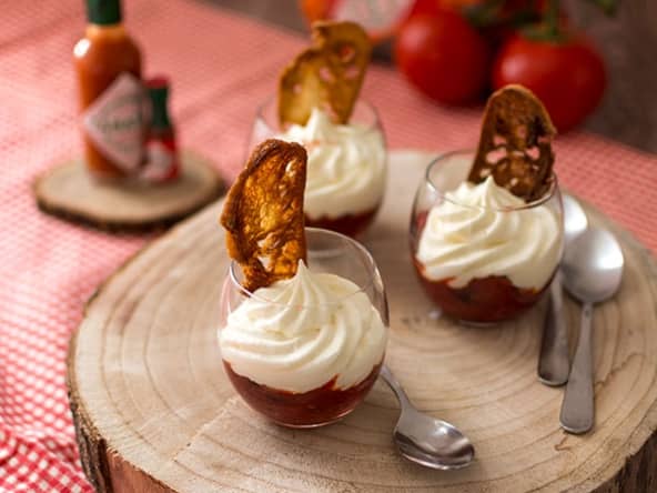 Verrines de compotée de tomates au Tabasco® rouge, fruits rouges, chantilly au fromage