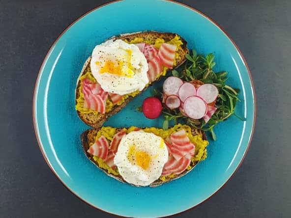 Avocado toast, légumes croquants et œuf poché express : un classique santé !