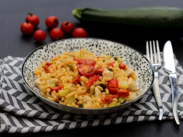 Risotto de coquillettes au poulet, chorizo, courgette et tomates cerises