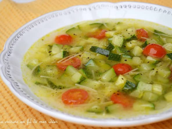 Bouillon express aux courgettes et tomates cerise, épicé au curry