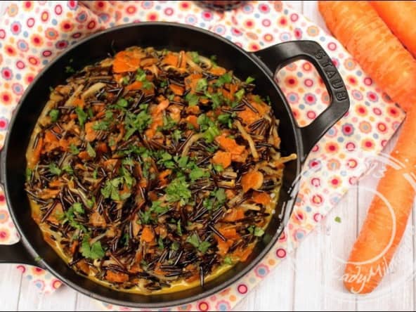 Wok de riz sauvage aux légumes, curry et lait de coco